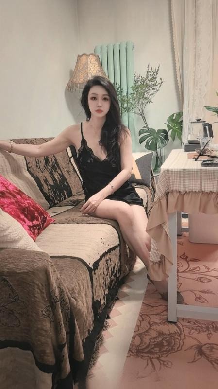 性感肤白大胸颜值老师