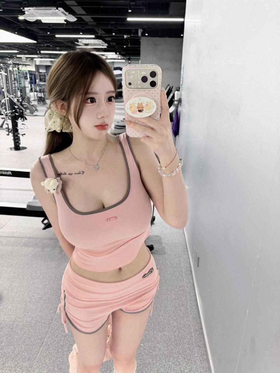 兼职小姐姐肤白貌美