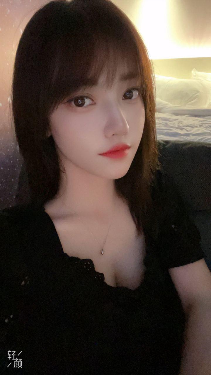 苗条胸挺美眉