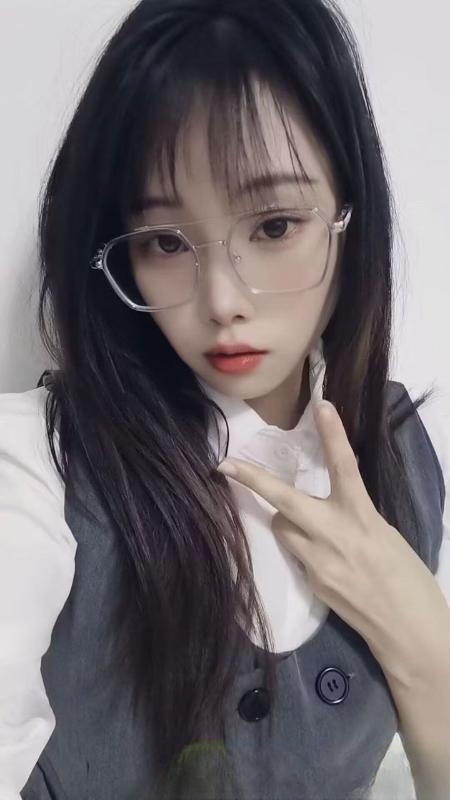 眼镜妹萌萌