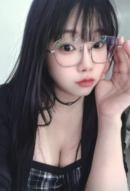 眼镜妹萌萌