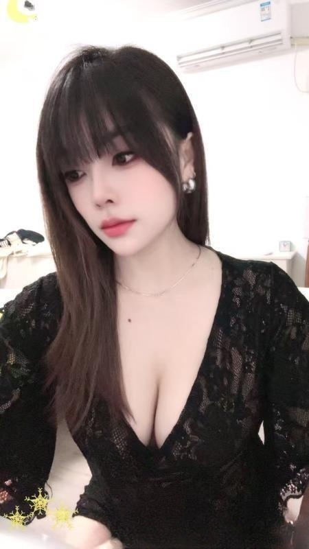 纹身冷白皮少妇