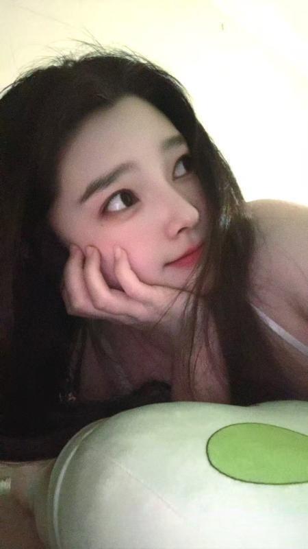 冷白皮大胸身材好美女
