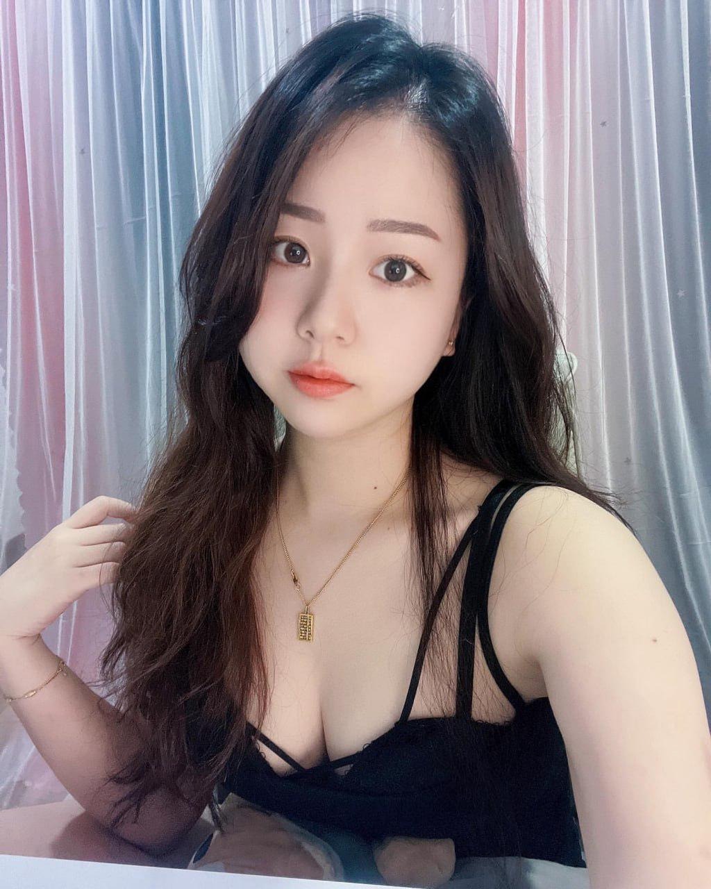 丰满娃娃脸小妹
