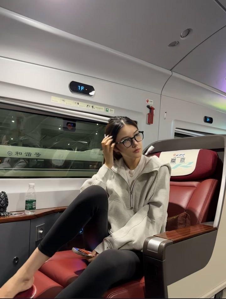 戴眼镜乘务姐极骚