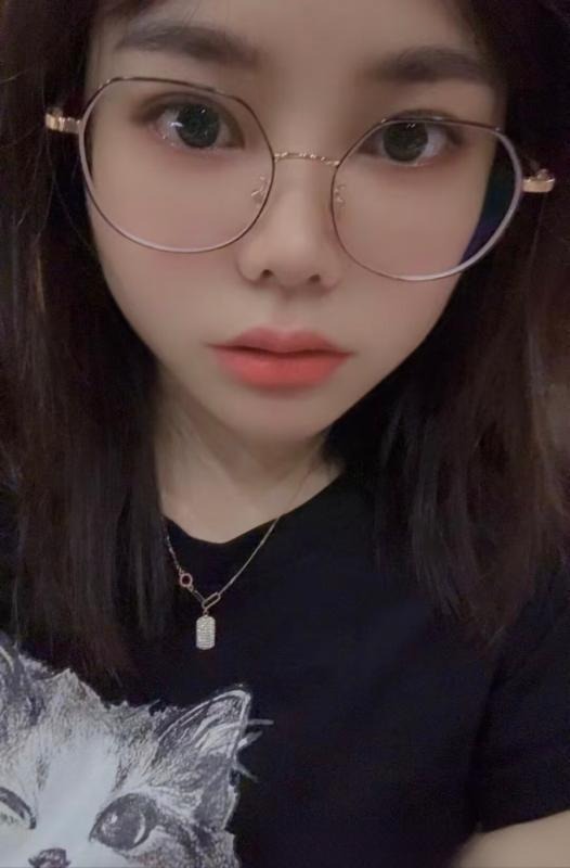 短发活泼娃娃脸