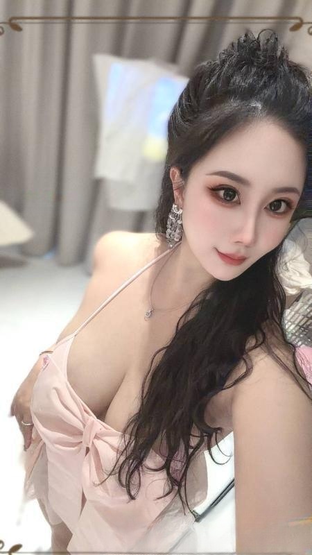 性感爆乳装小妃老师