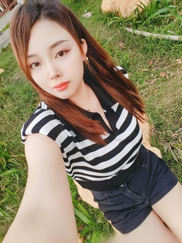大胸气质小美女