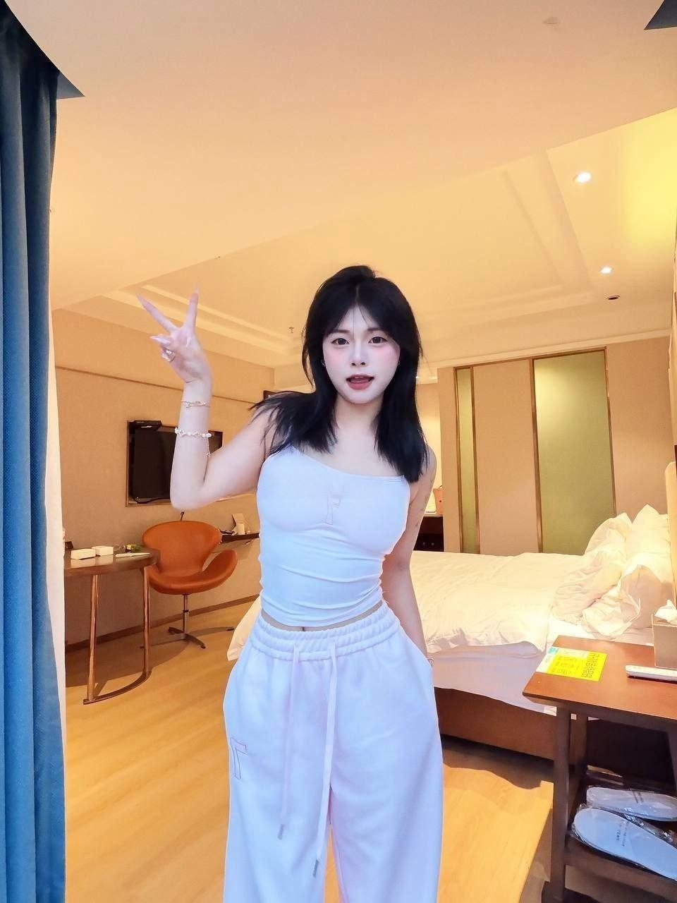 清纯嫩妹逼粉水多