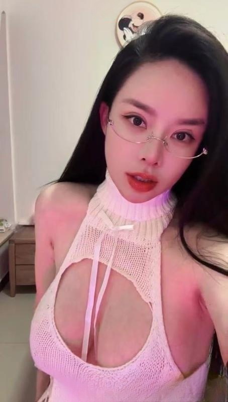 天河大胸内衣模特卡丽