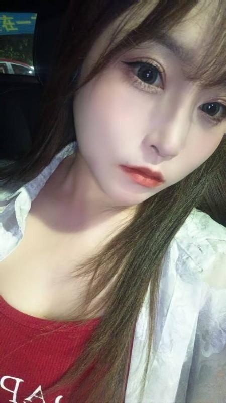 白嫩酥胸长腿御姐